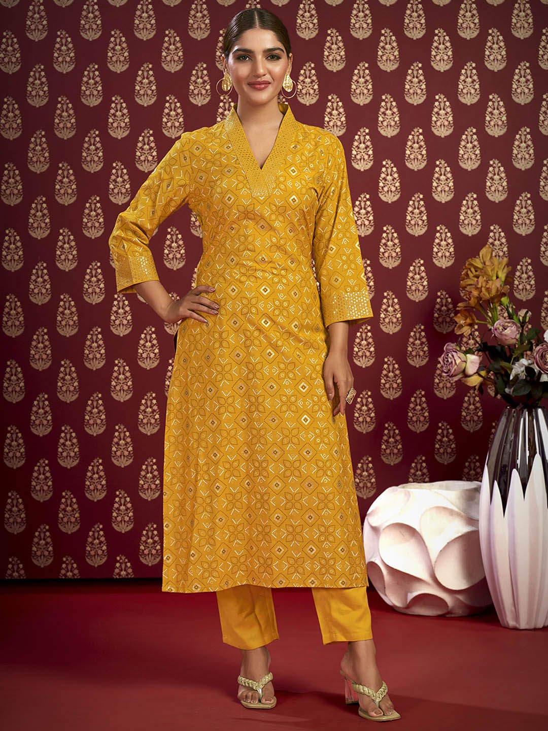 

IWUMAN Bandhani Printed V-Neck Sequinned Straight Kurta, Yellow
