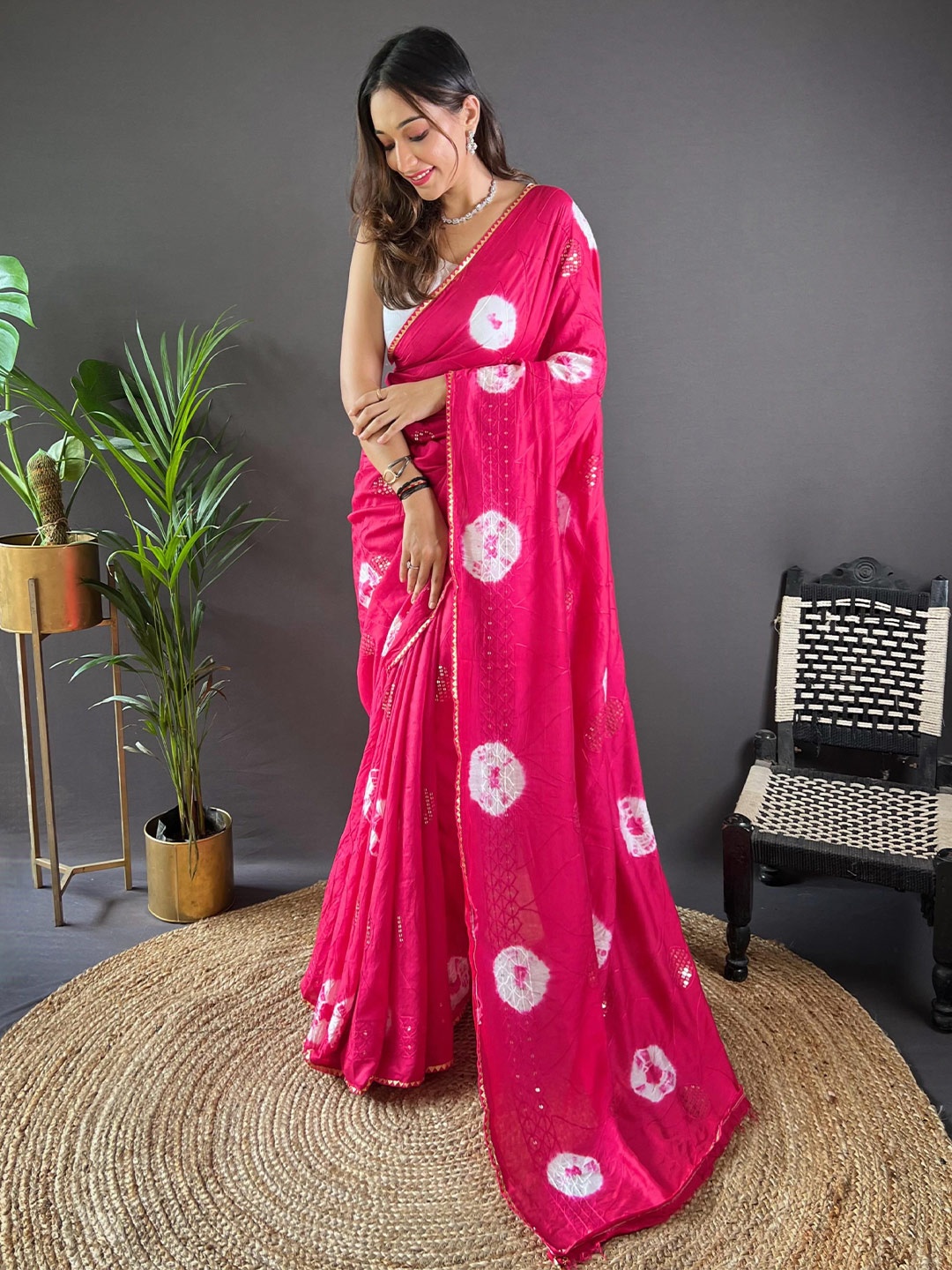 

VAMSEE Bandhani Gotta Patti Pure Cotton Bandhani Saree, Pink