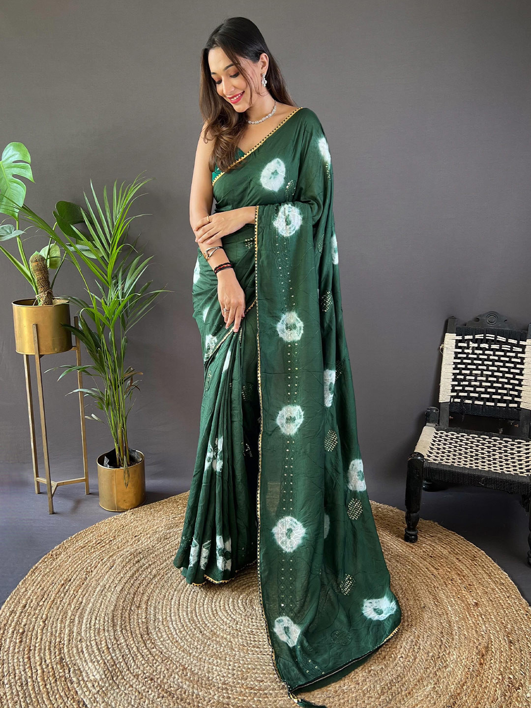 

VAMSEE Tie & Dye Embroidered Sequinned Gota Patti Pure Cotton Saree, Green