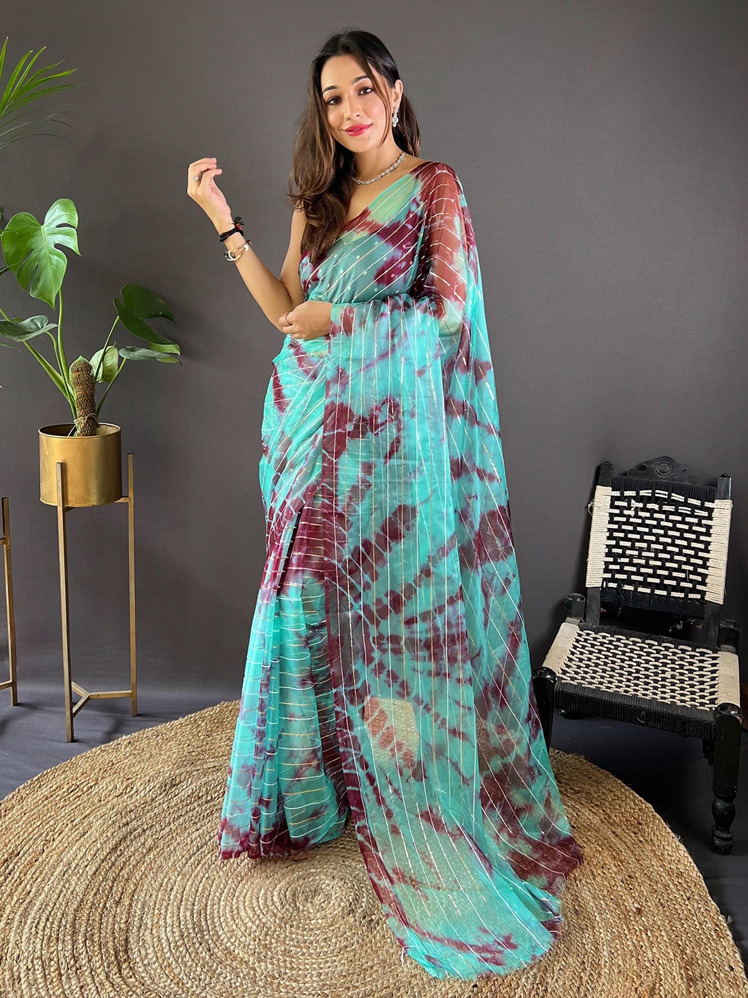 

VAMSEE Tie and Dye Sequinned Zari striped Saree, Turquoise blue