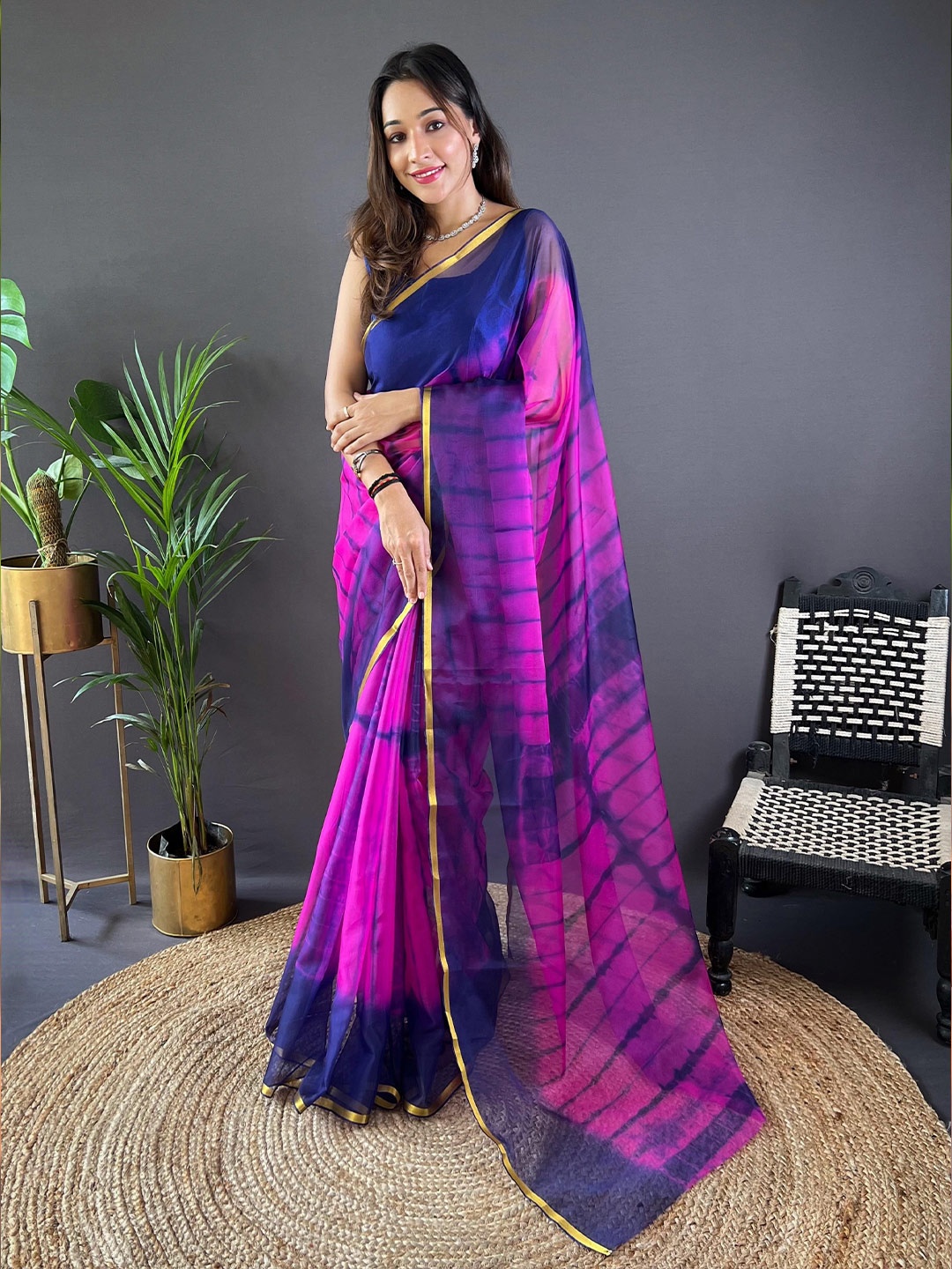

VAMSEE Tie & Dye Zari Woven Saree, Pink