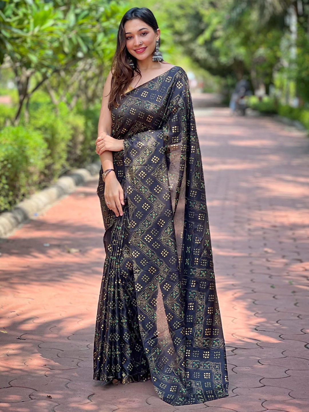 

VAMSEE Floral Bandhani Saree, Black