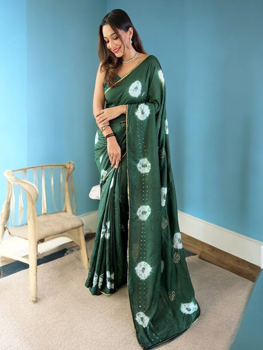 

VAMSEE Bandhani Gotta Patti Pure Cotton Bandhani Saree, Green