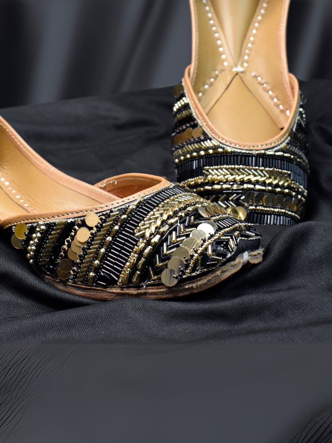 

YASSIO Women Ethnic Embellished Mojaris Flats, Black