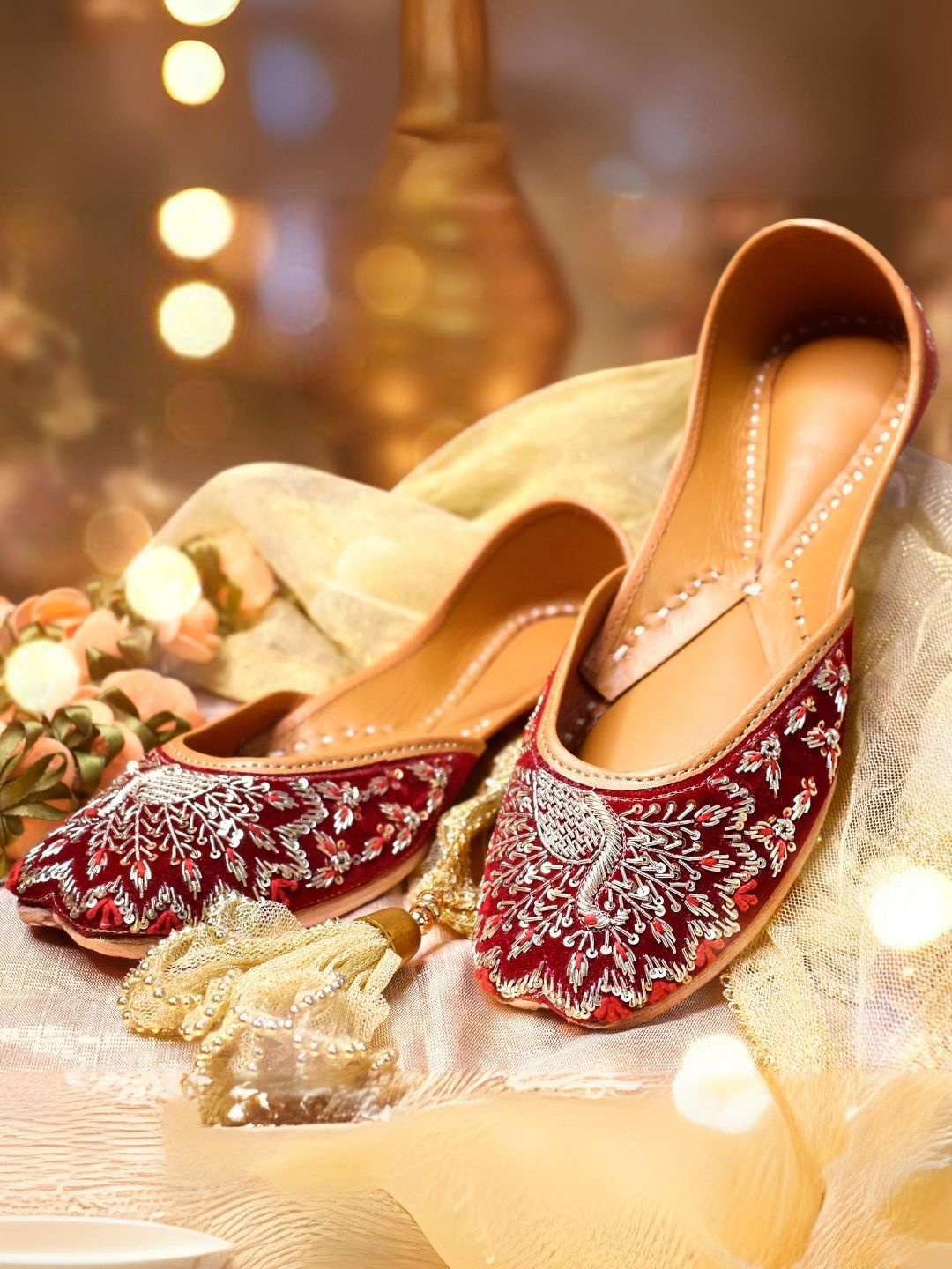 

YASSIO Women Ethnic Embellished Mojaris Flats, Maroon