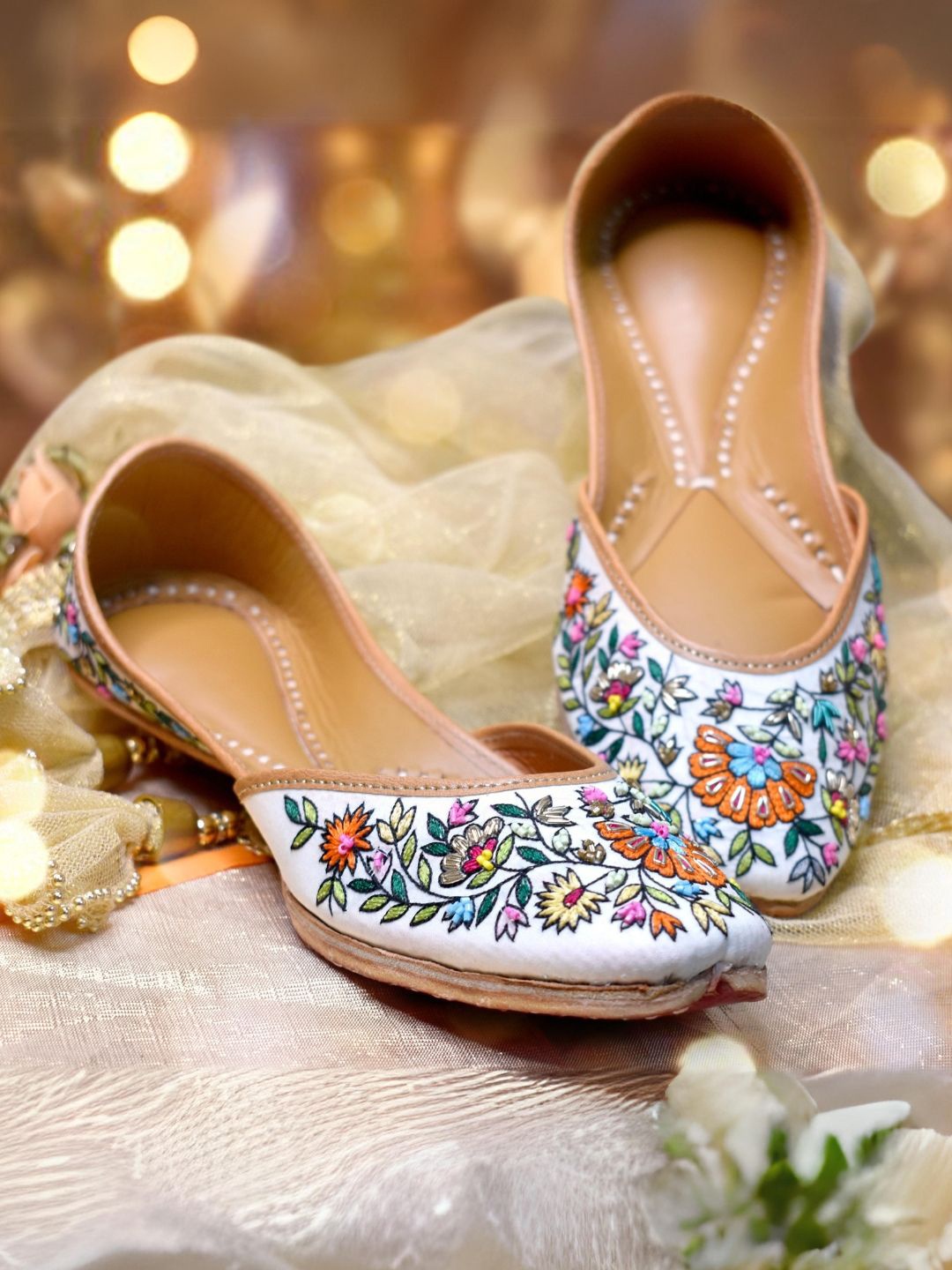 

YASSIO Women Ethnic - Embellished Mojaris Flats, White