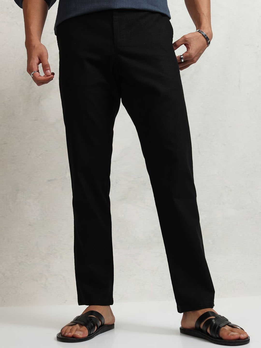 

HIGHLANDER Men Solid Mid Rise Chinos Trousers, Black