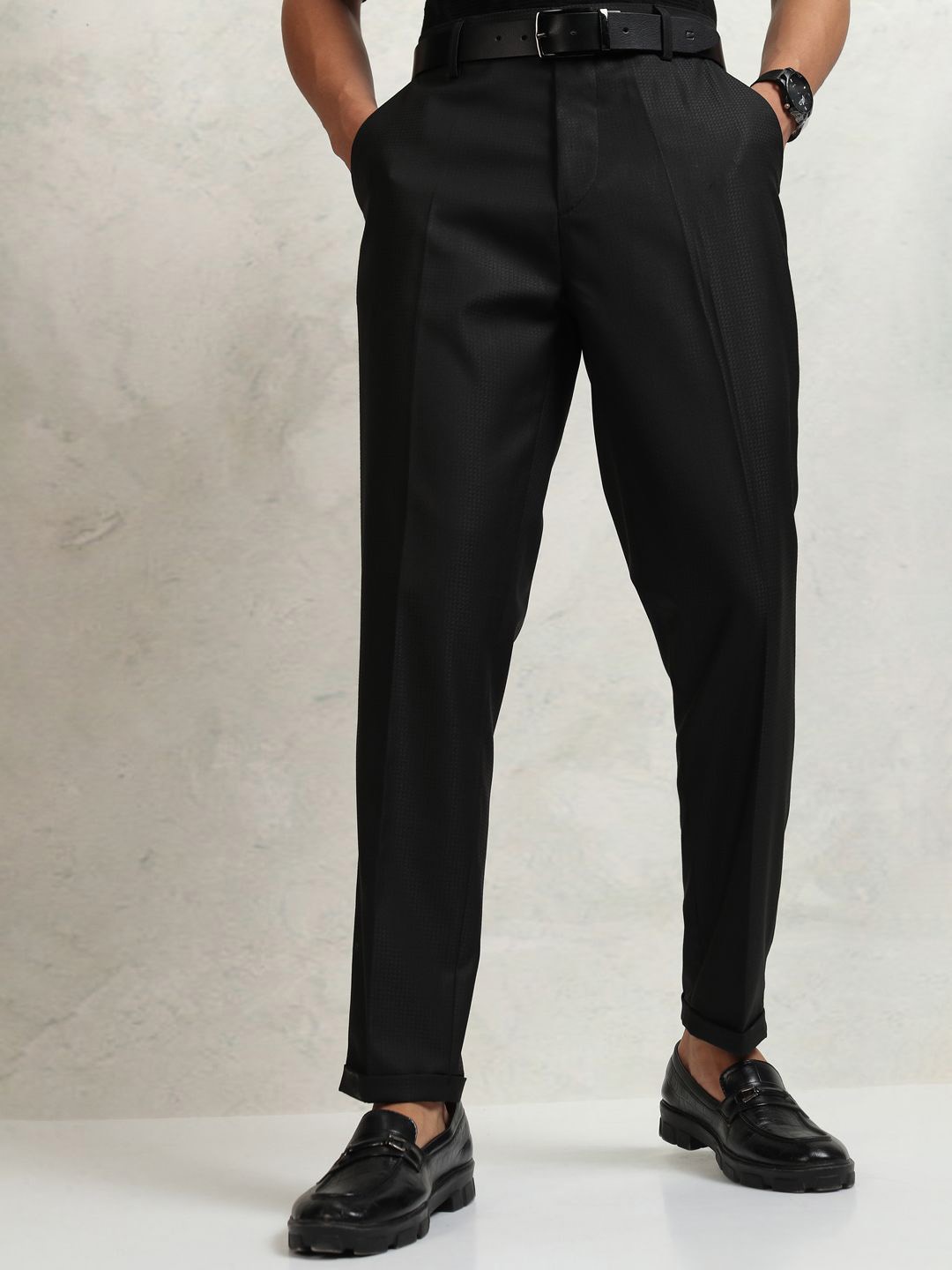 

HIGHLANDER Men Solid Mid Rise Tapered Fit Regular Trousers, Black
