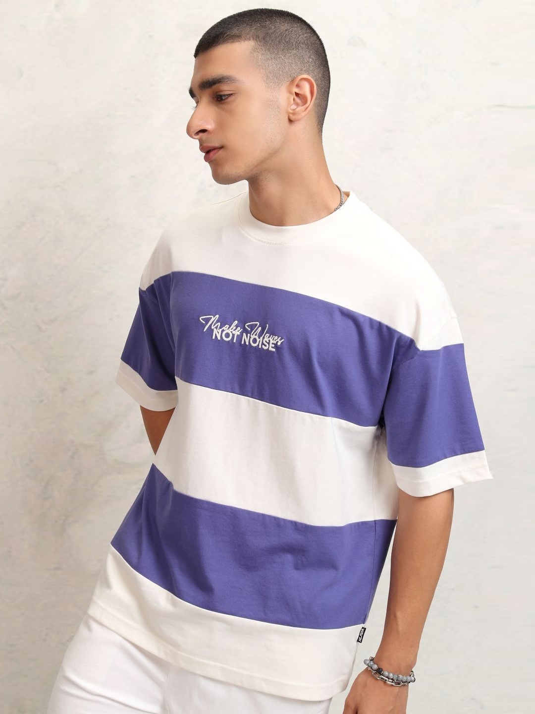 

HIGHLANDER Men Colourblocked Applique T-shirt, Off white
