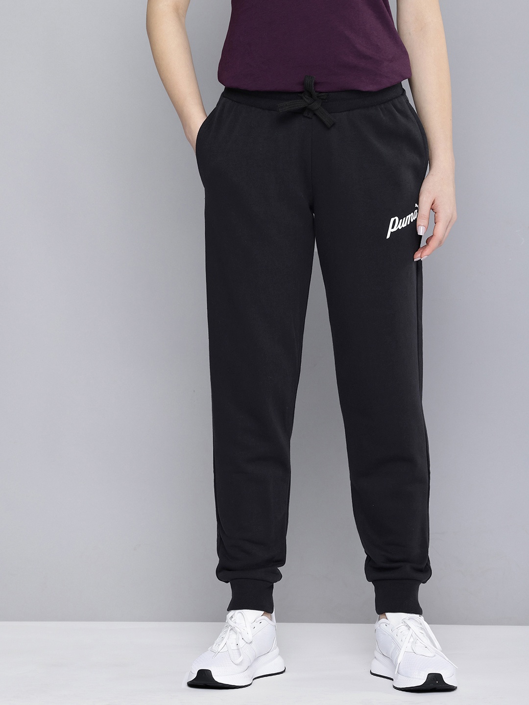 

Puma Women ESS+ Script Joggers, Black