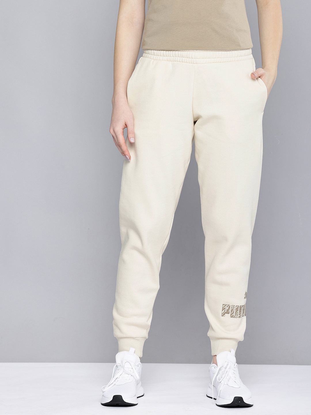 

Puma Women ESS+ ANIMAL Fleece Joggers, Off white