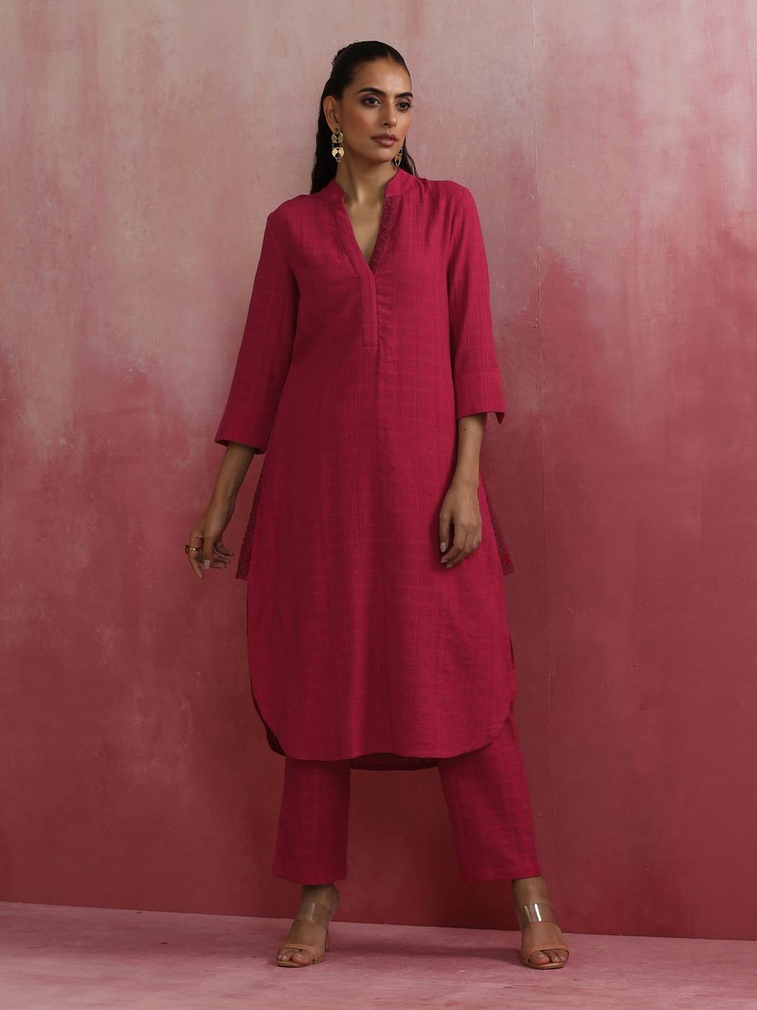 

trueBrowns Mandarin Collar Thread Work Straight Kurta With Trousers, Magenta