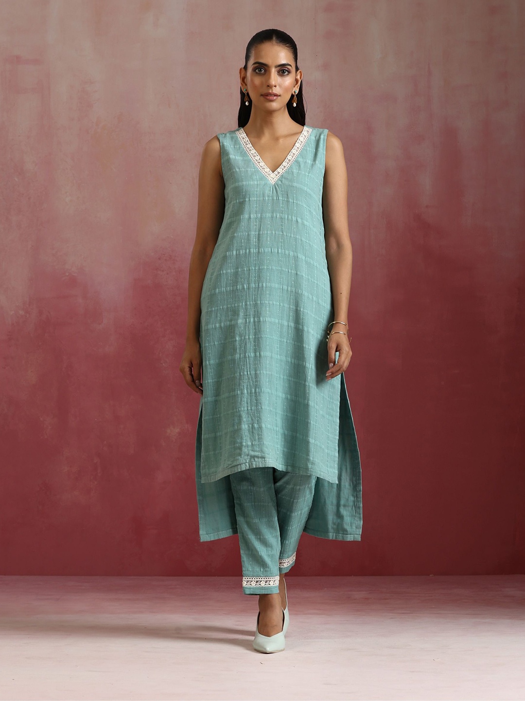 

trueBrowns Geometric Woven Design V-Neck Sleeveless Straight Kurta with Trousers, Blue
