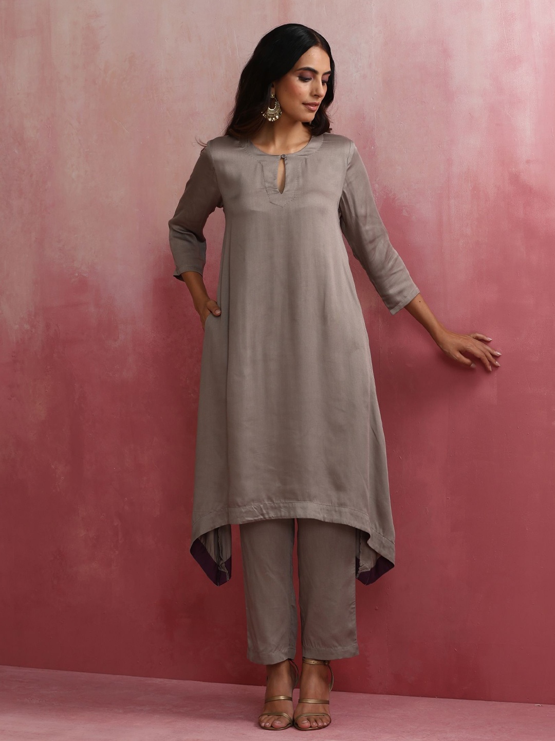 

trueBrowns Keyhole Neck Three-Quarter Sleeves A-Line Kurta with Trousers, Grey