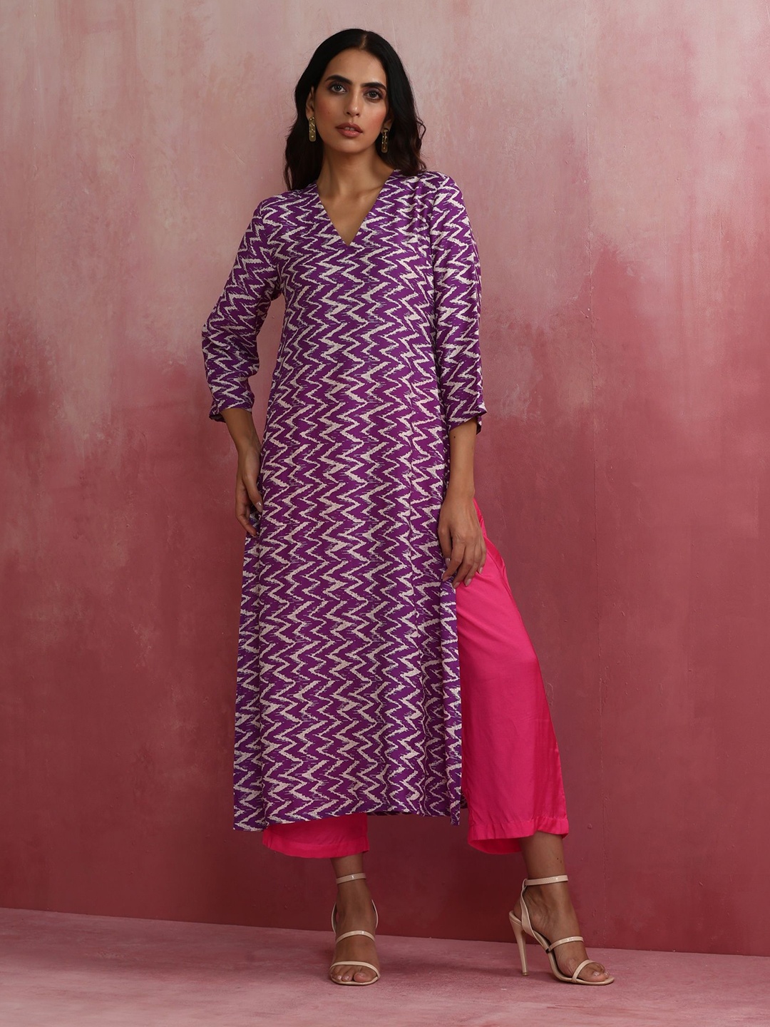 

trueBrowns Geometric Printed V-Neck Muslin Silk Straight High Slit Kurta With Trousers, Purple