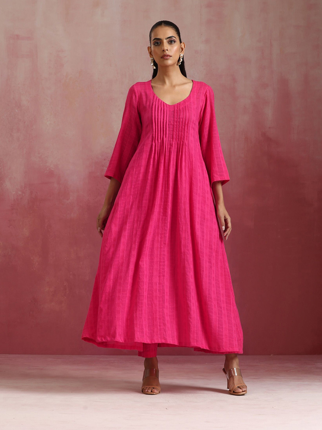 

trueBrowns Geometric Woven Design V-Neck Thread Work Anarkali Pleated Kurta With Trousers, Pink