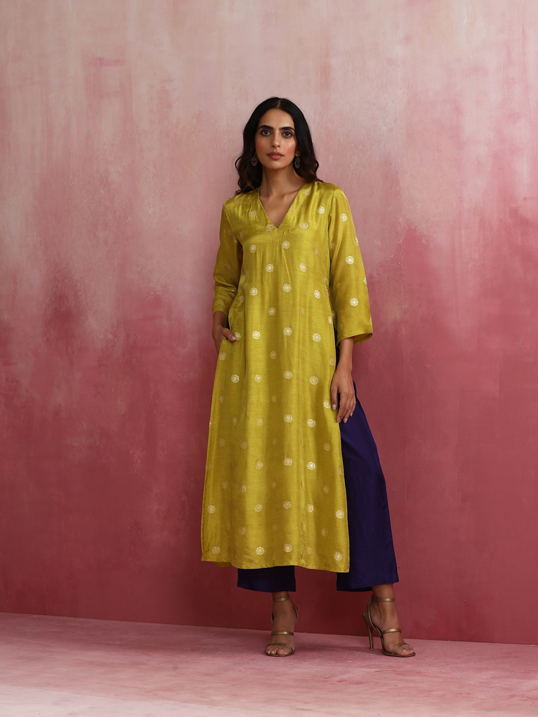

trueBrowns Floral Printed V-Neck Straight High Slit Kurta With Trousers, Lime green