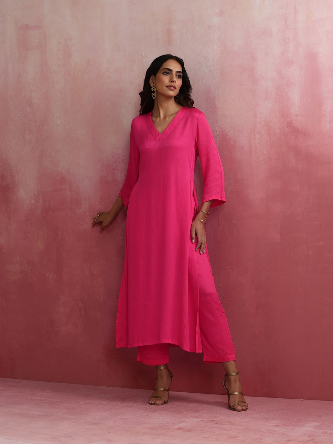 

trueBrowns V-Neck Straight High Slit Kurta With Trousers, Pink