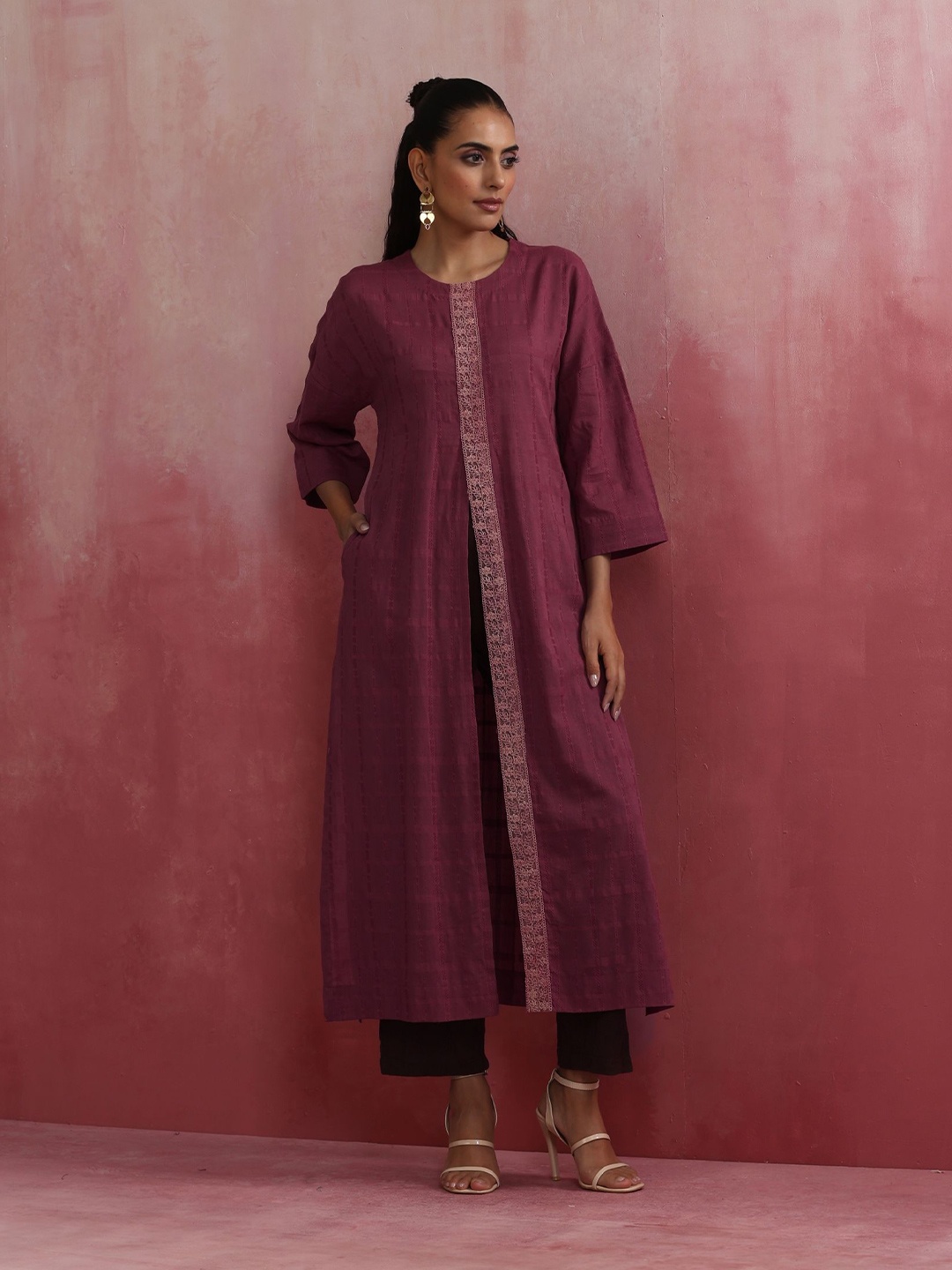 

trueBrowns Self Design Round Neck Thread Work A-Line Kurta With Trousers, Mauve