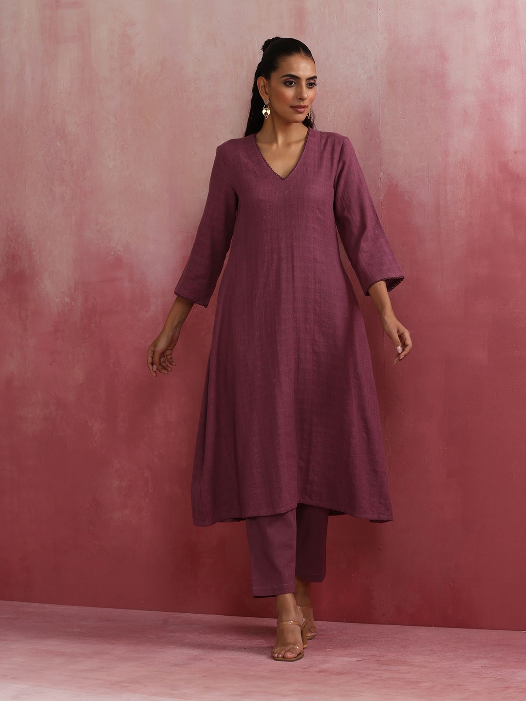 

trueBrowns Geometric Woven Design V-Neck Thread Work A-Line Kurta With Trousers, Purple