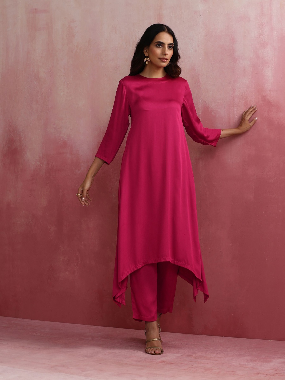 

trueBrowns Round Neck Three-Quarter Sleeves A-Line Kurta With Trousers, Magenta