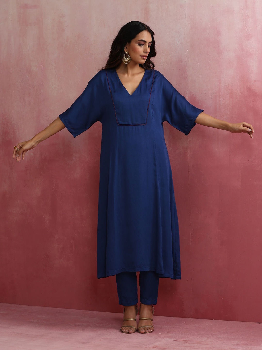 

trueBrowns V-Neck Kimono Sleeves A-Line Kurta With Trousers, Blue