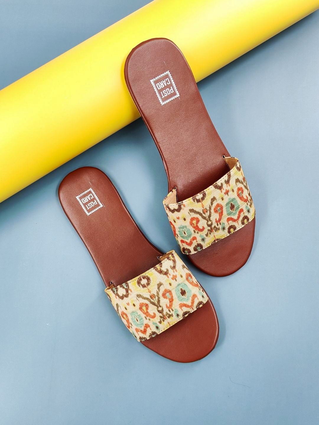 

POSTCARD Women Printed Open Toe Flats with Embroidered, Brown