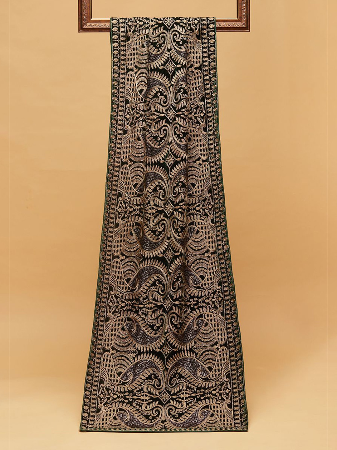 

Manyavar Men Paisley Embroidered Velvet Dupatta with Thread Work, Green
