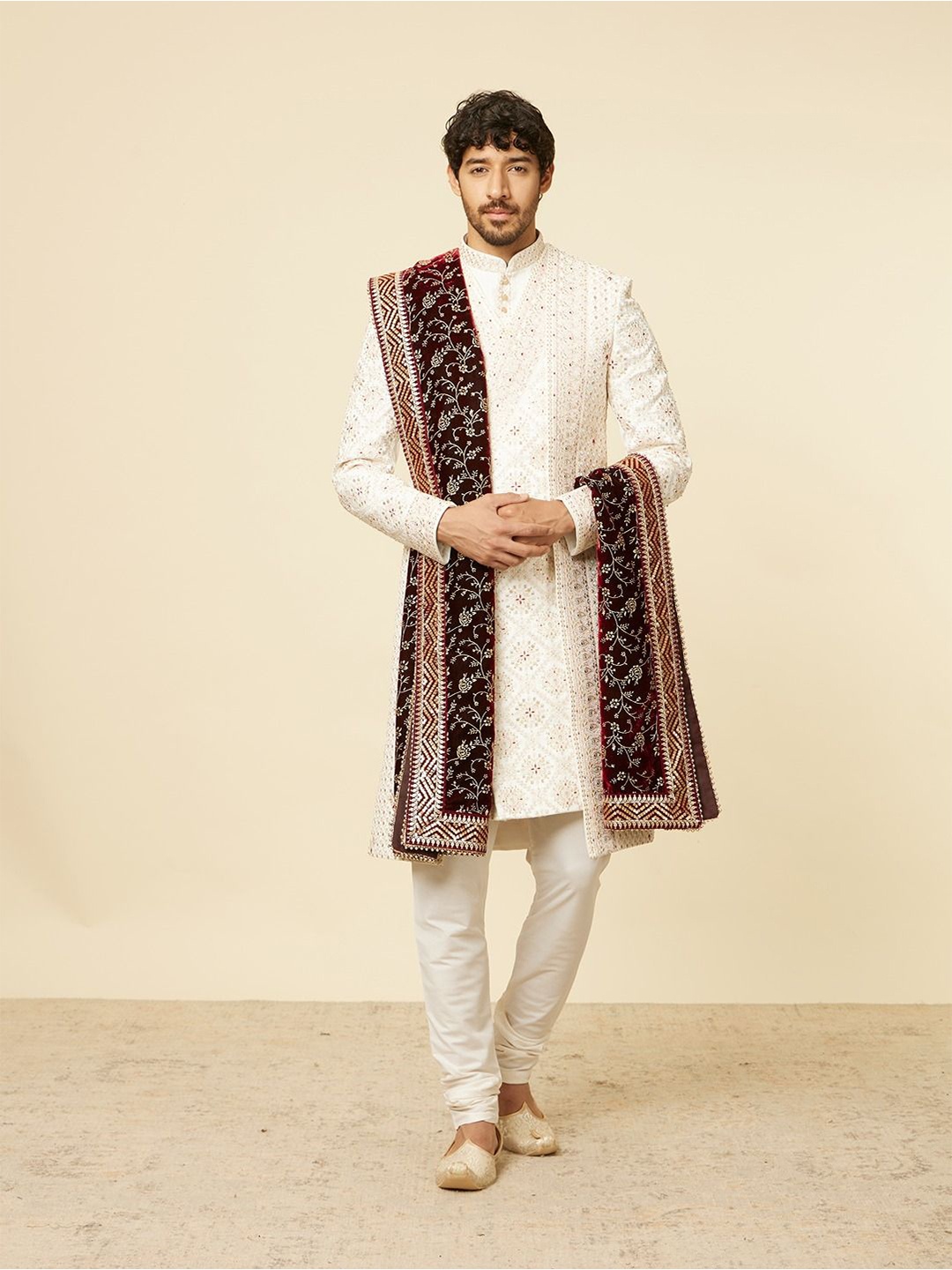 

Manyavar Men Ethnic Motifs Embroidered Velvet Dupatta with Sequinned, Maroon