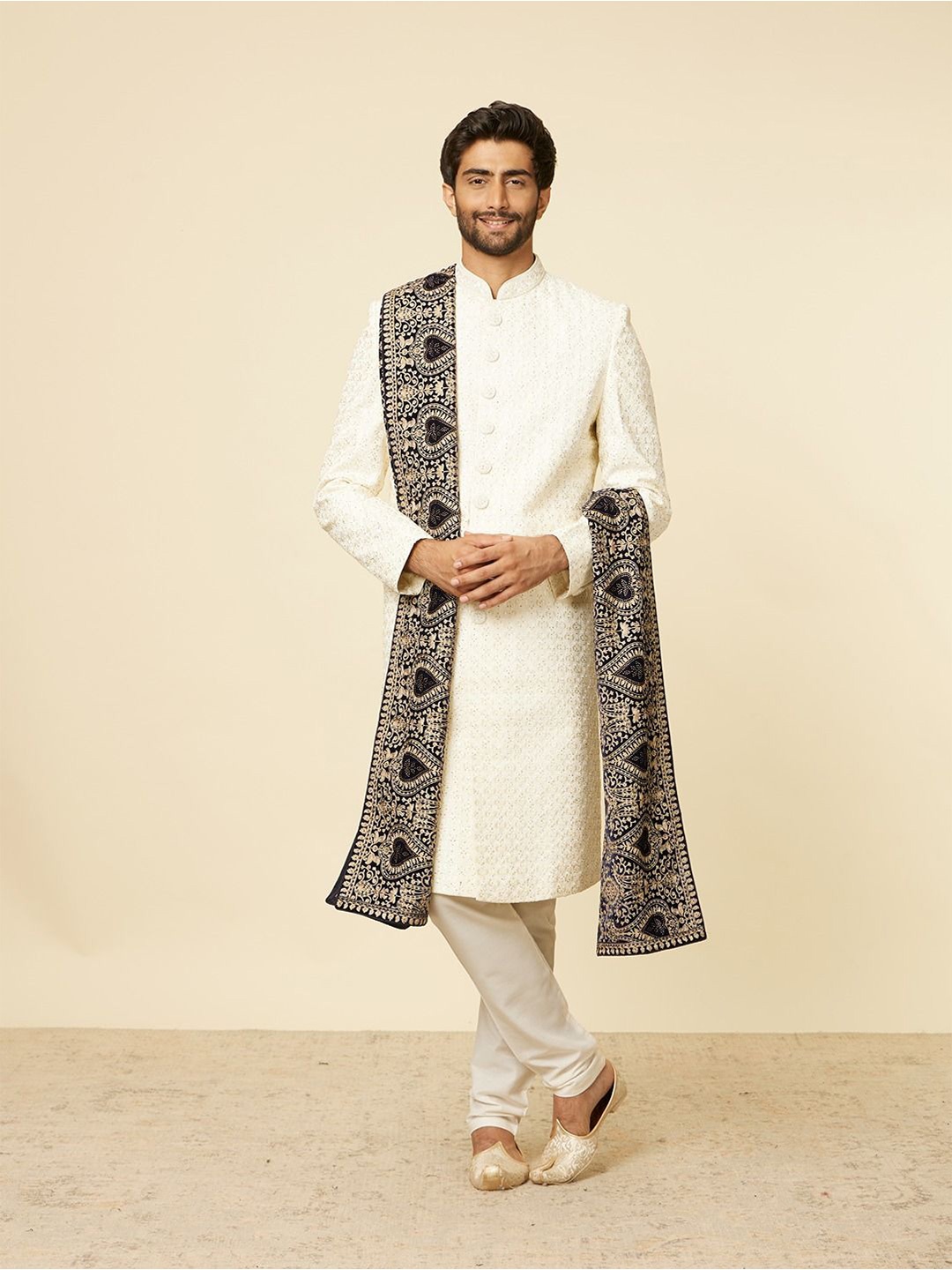 

Manyavar Men Ethnic Motifs Embroidered Velvet Dupatta with Thread Work, Blue
