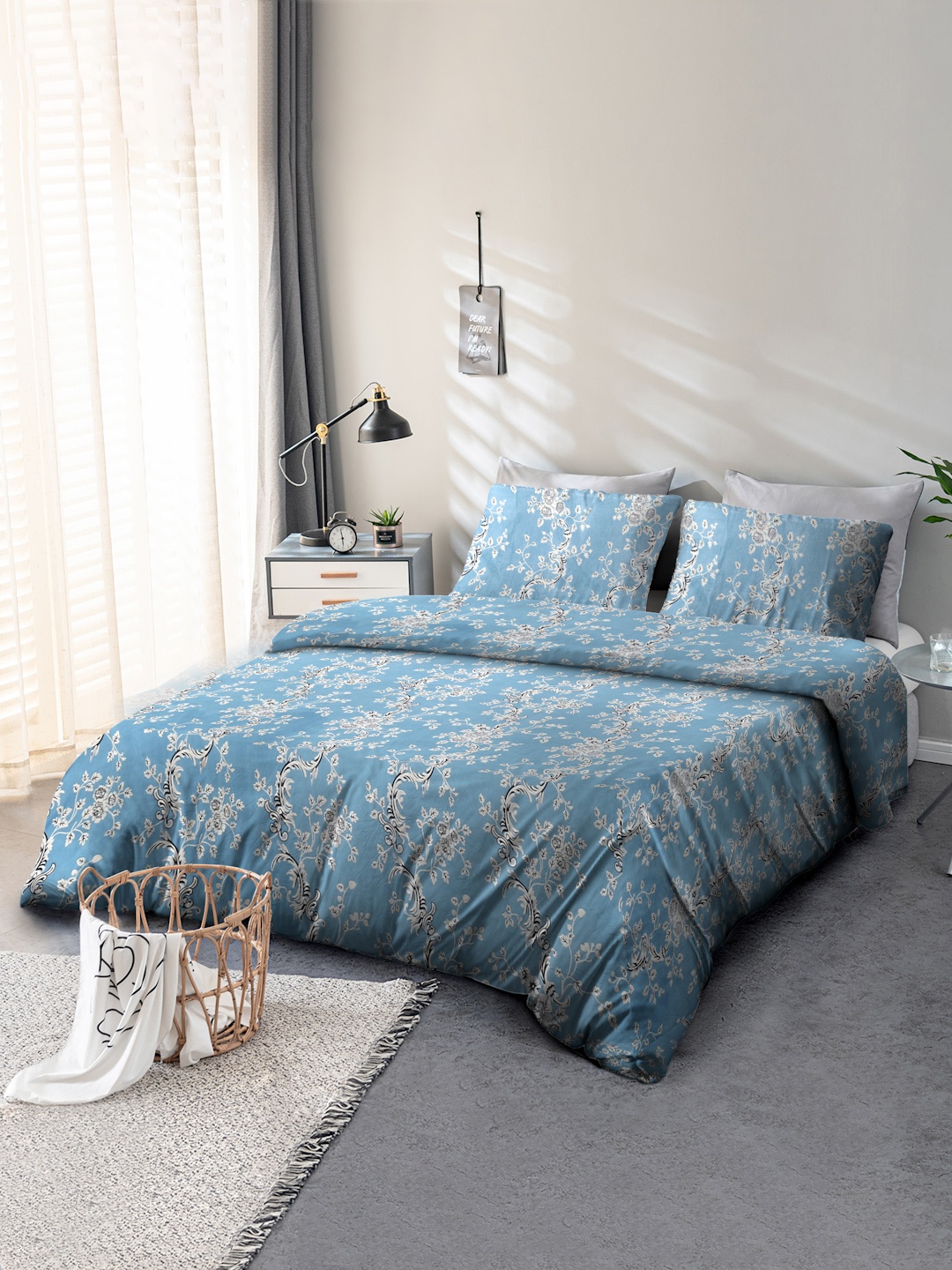 Cortina Blue & White Floral 104 TC Queen Bedsheet with 2 Pillow Covers