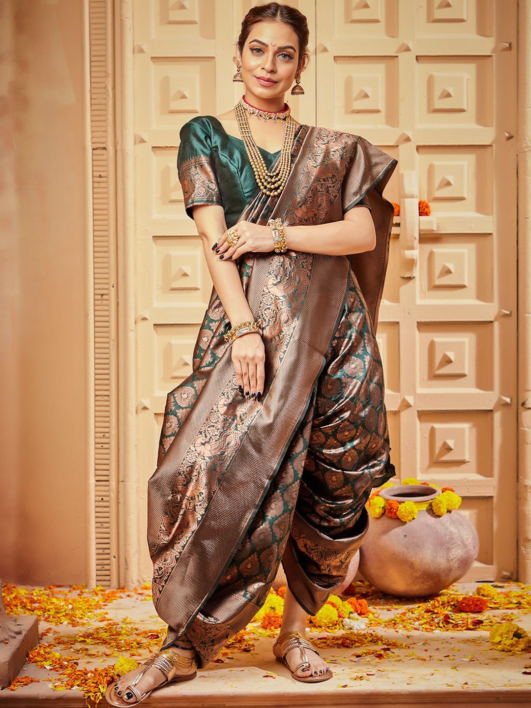 

revika Woven Design Zari Pure Silk Kanjeevaram Saree, Green