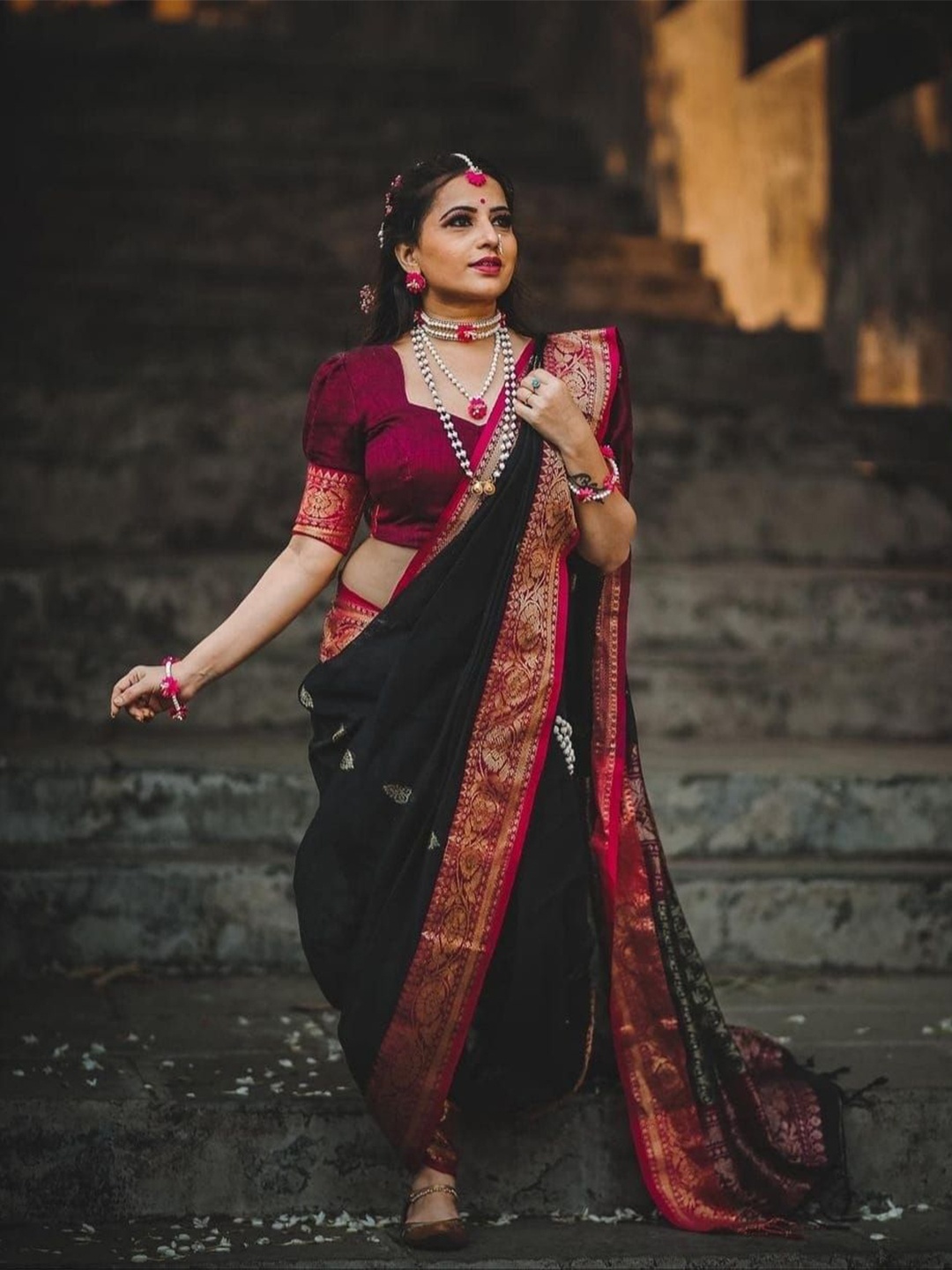 

revika Woven Design Zari Pure Silk Kanjeevaram Saree, Black