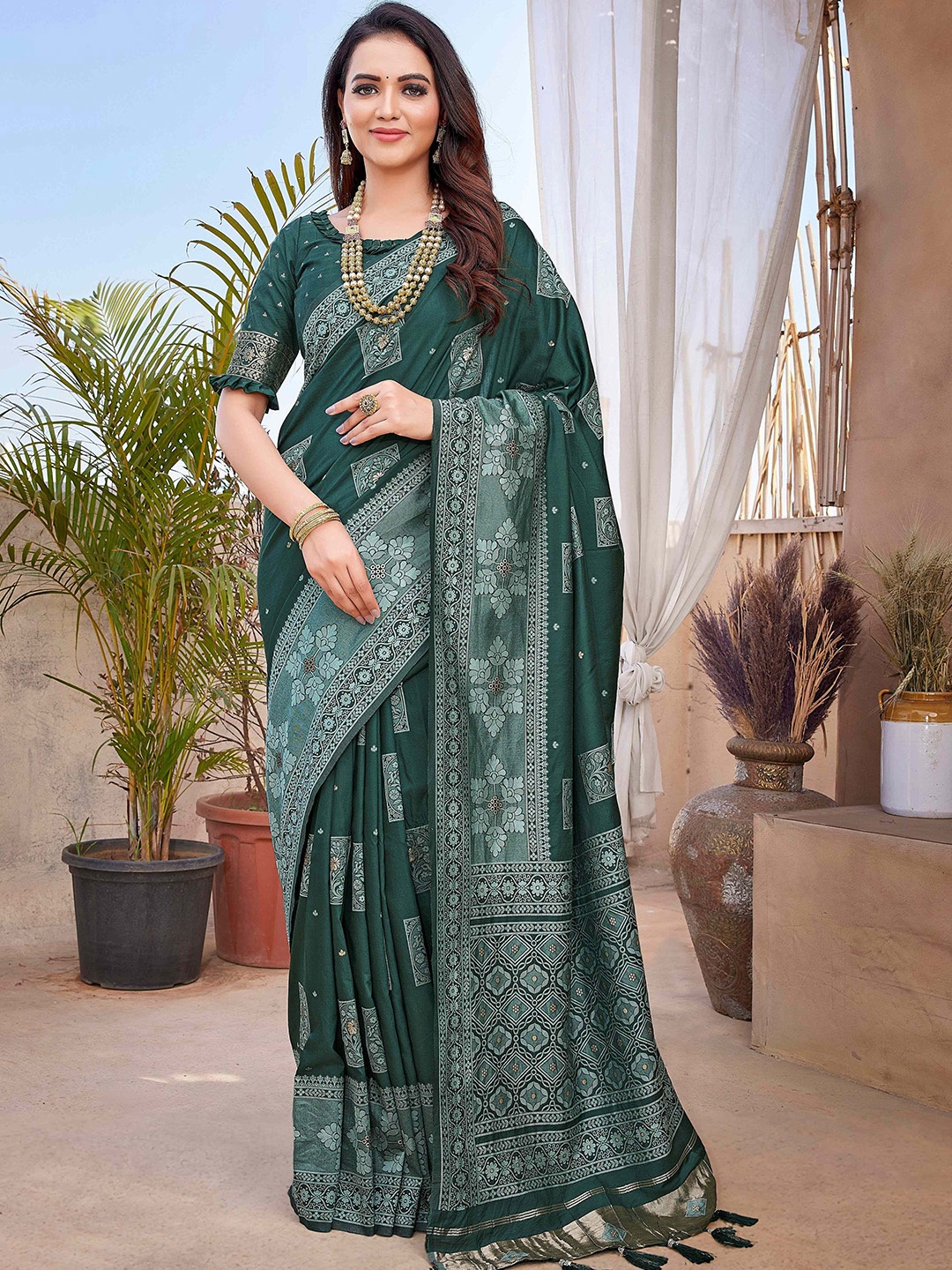 

HEER FASHION Woven Design Zari Banarasi Saree, Green