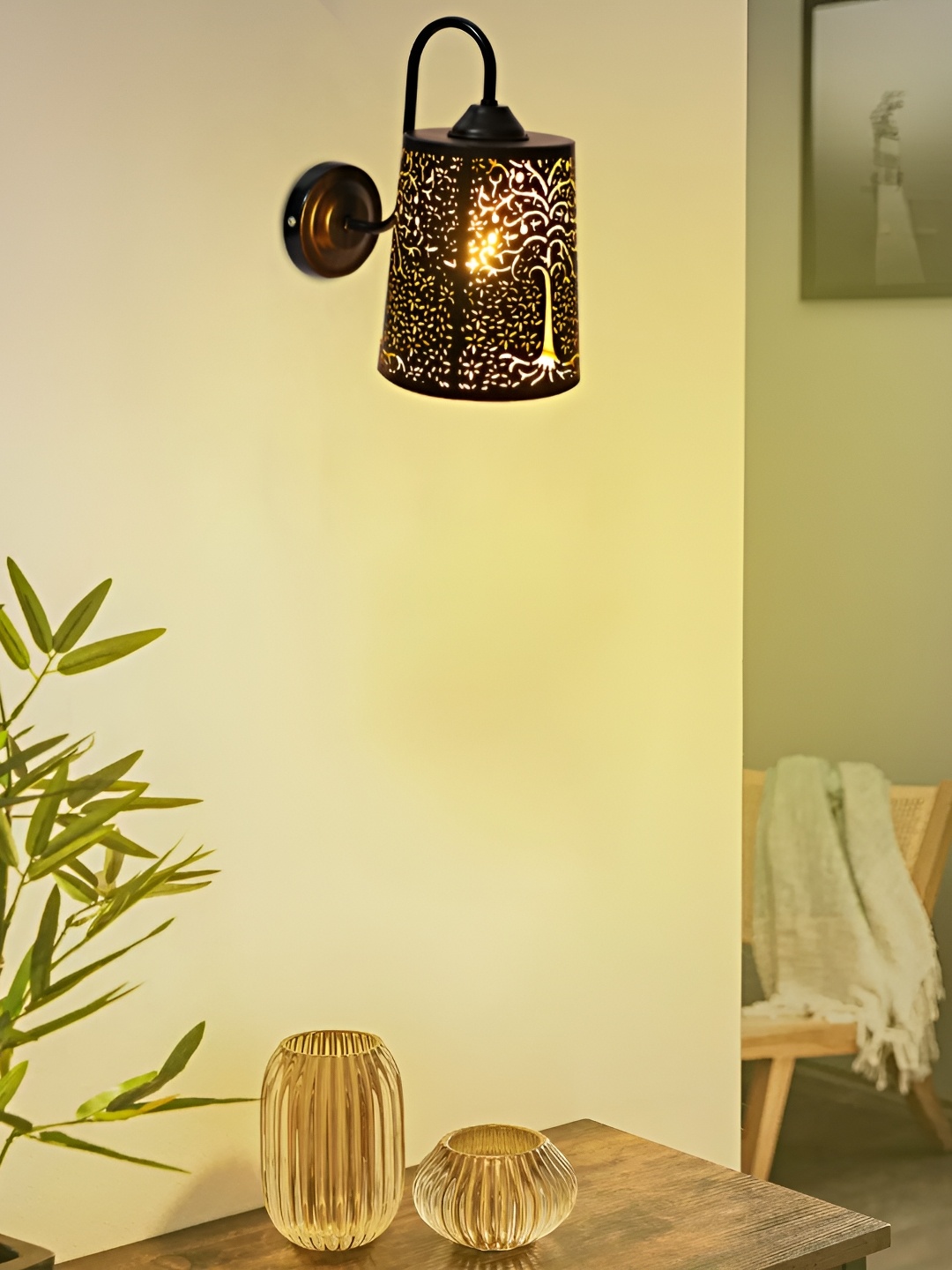 

MFD HOME FURNISHING Black & Gold-Toned Metal Traditional Cylinder Shaped Wall Lamp