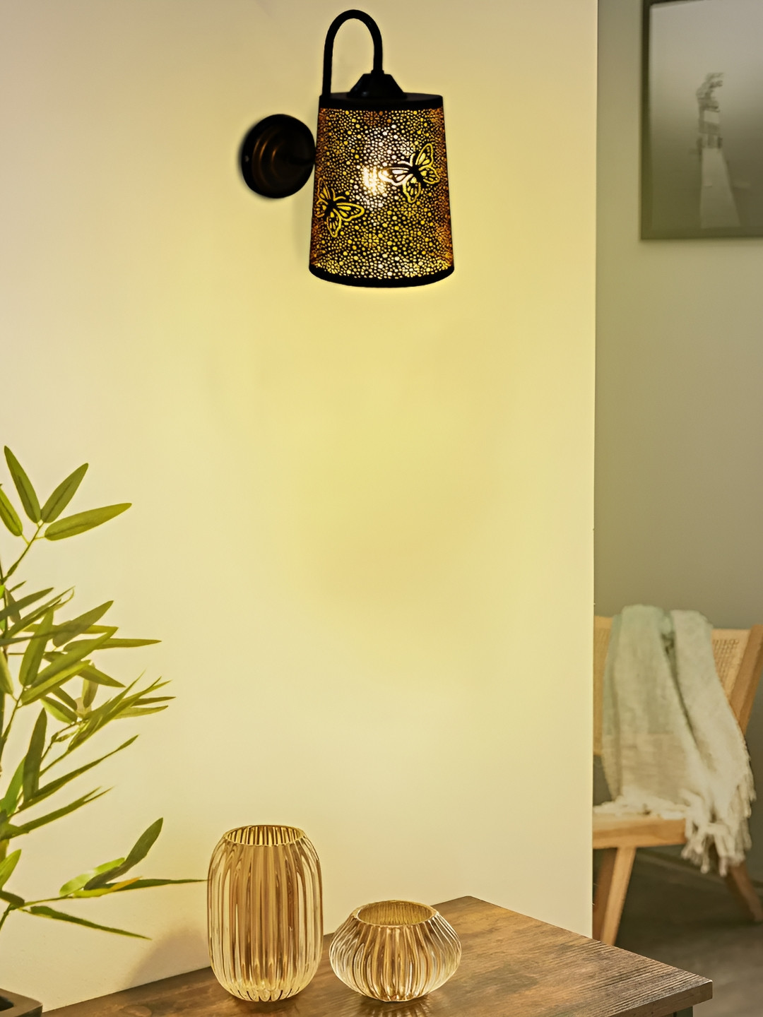 

MFD HOME FURNISHING Black Metal Traditional Abstract Shaped Shaped Wall Lamp