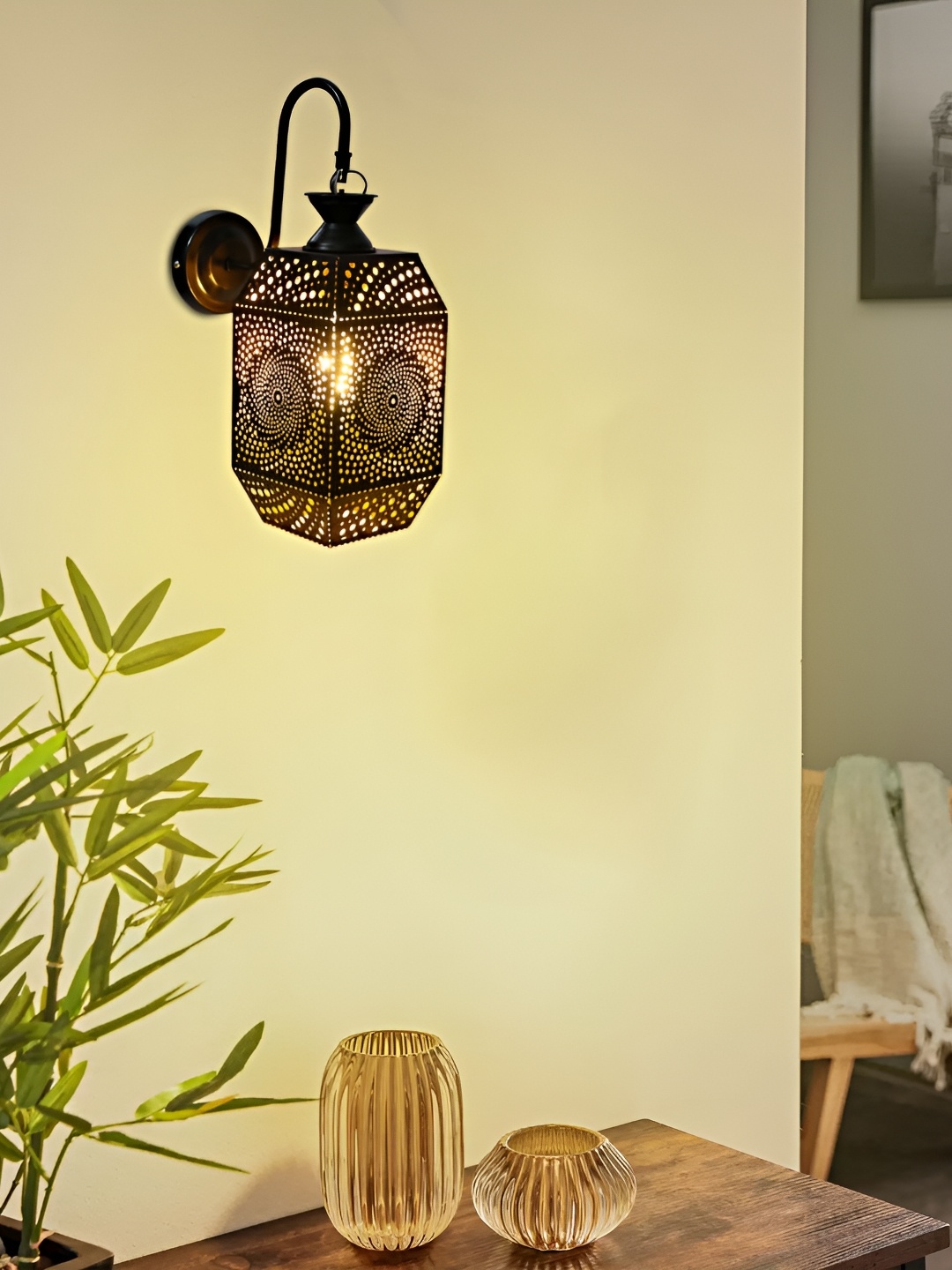 

MFD HOME FURNISHING Black Metal Traditional Abstract Shaped Shaped Wall Lamp