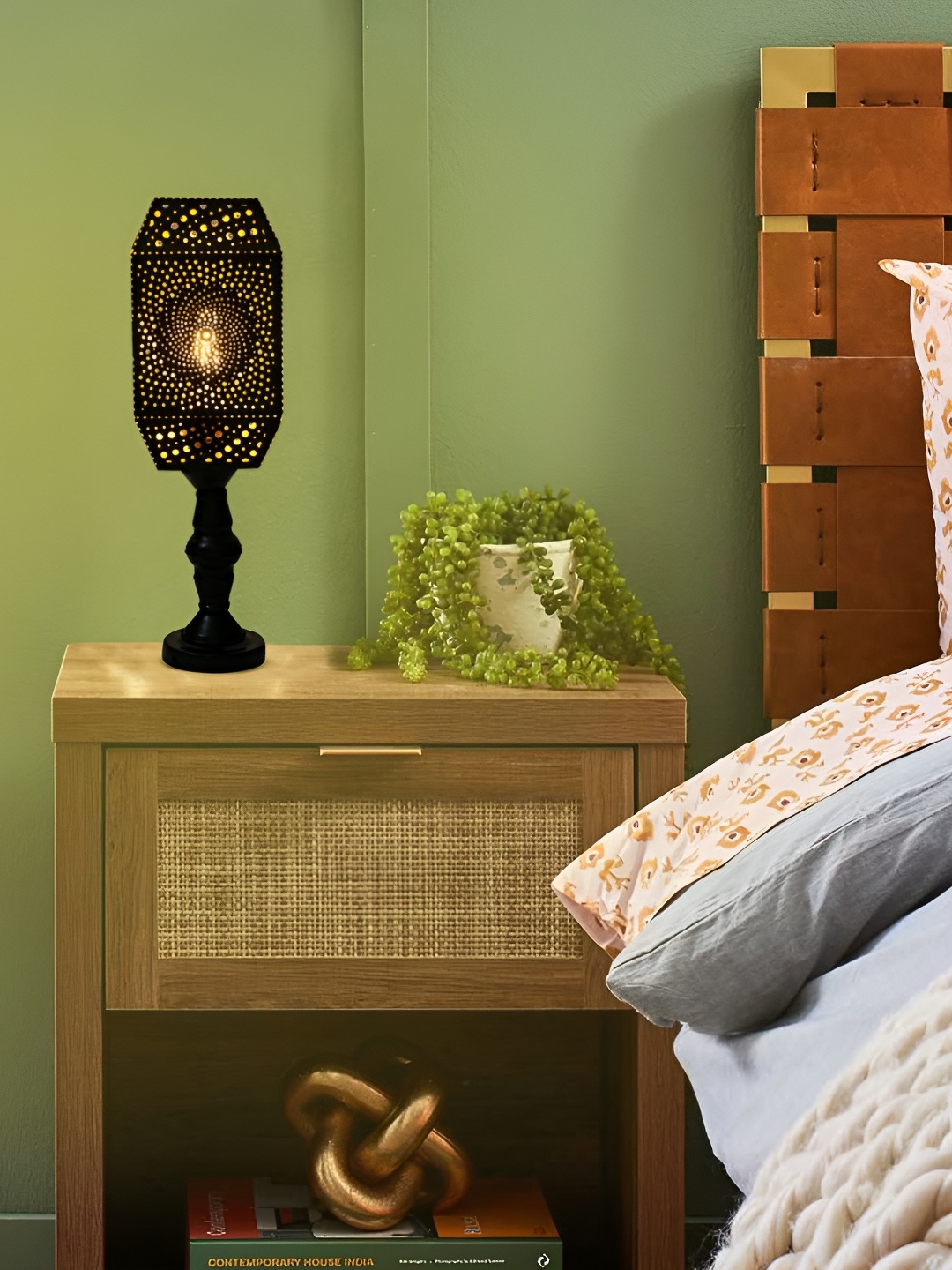 

MFD HOME FURNISHING Black Metal Contemporary Cylindrical Shaped Table Lamp with Bulb