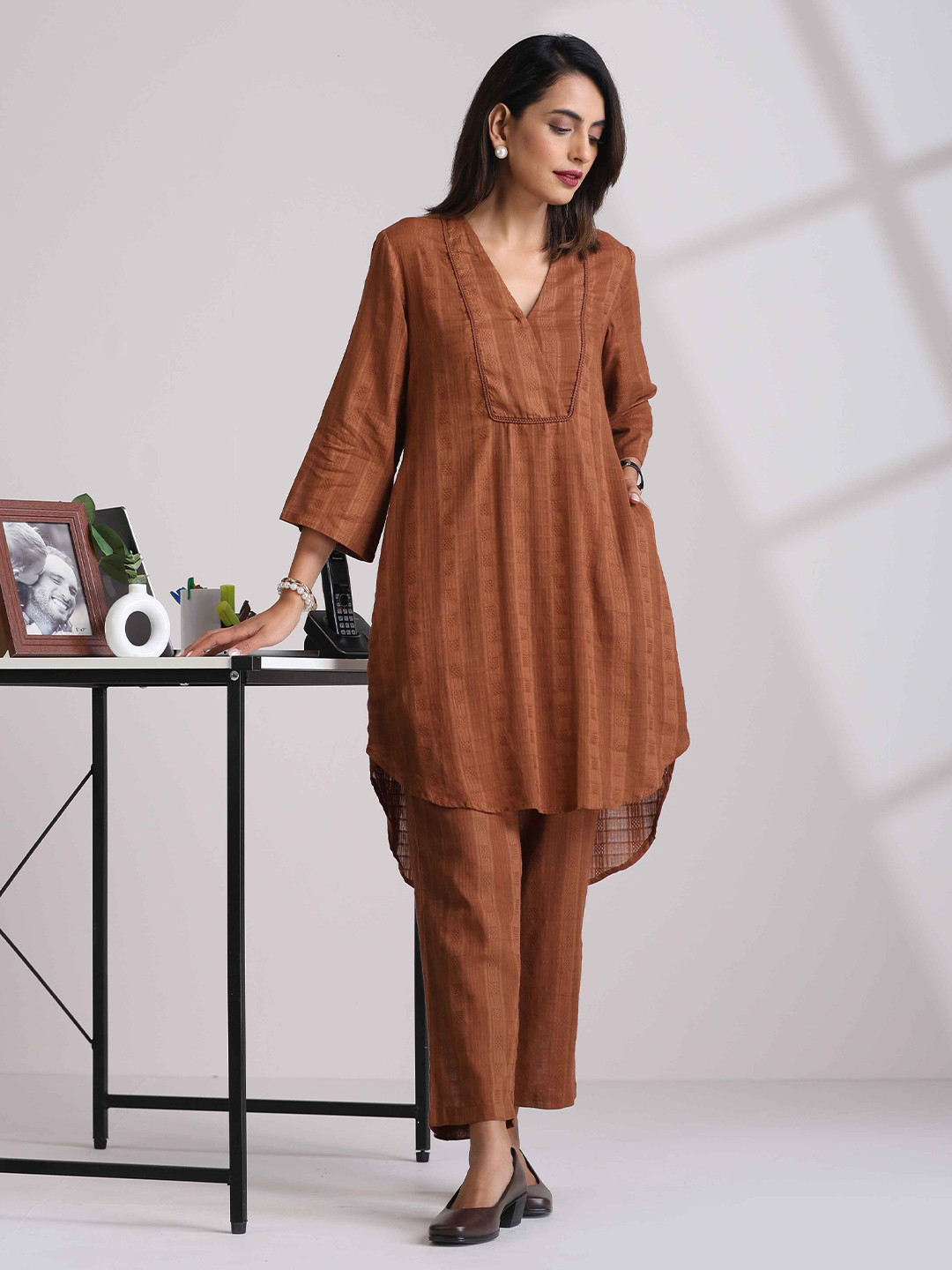 

trueBrowns Self-Design Relaxed-Fit Tunic With Trousers Co-Ords, Brown