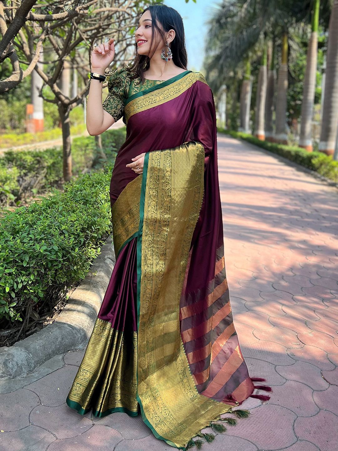 

PATLIPALLU Zari Silk Blend Banarasi Saree, Burgundy