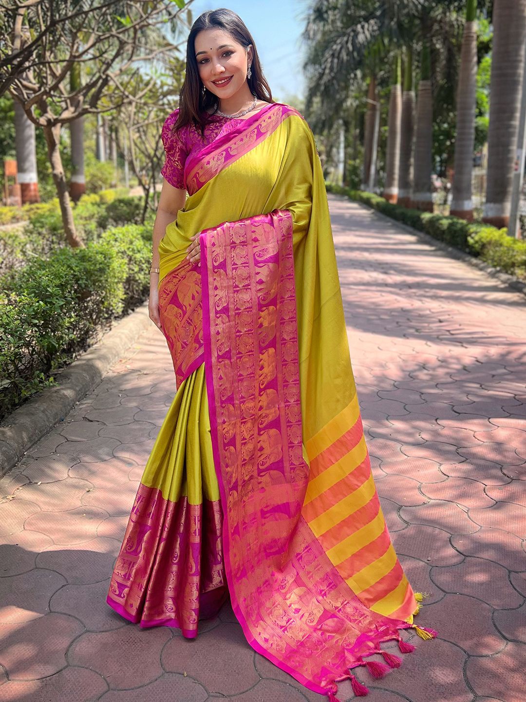 

PATLIPALLU Zari Silk Blend Banarasi Saree, Green