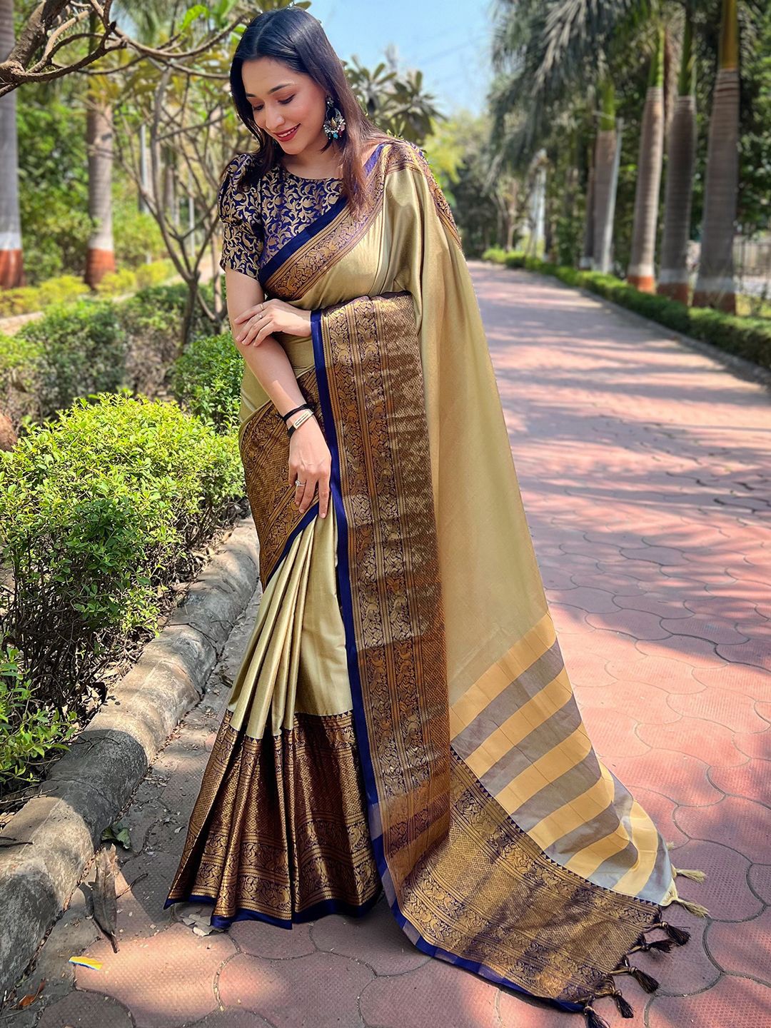 

PATLIPALLU Zari Silk Blend Banarasi Saree, Olive