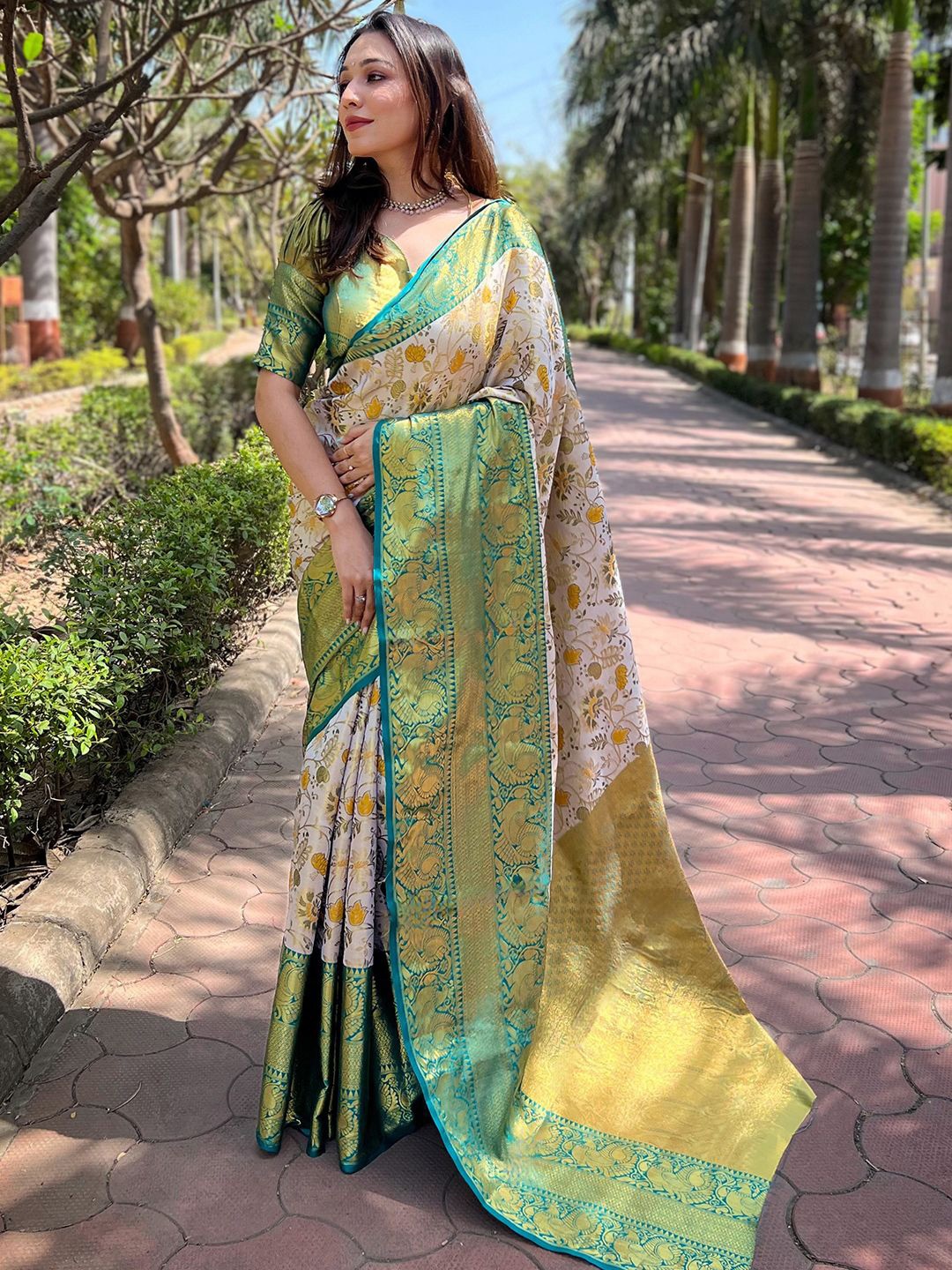

PATLIPALLU Woven Design Zari Silk Blend Banarasi Saree, White