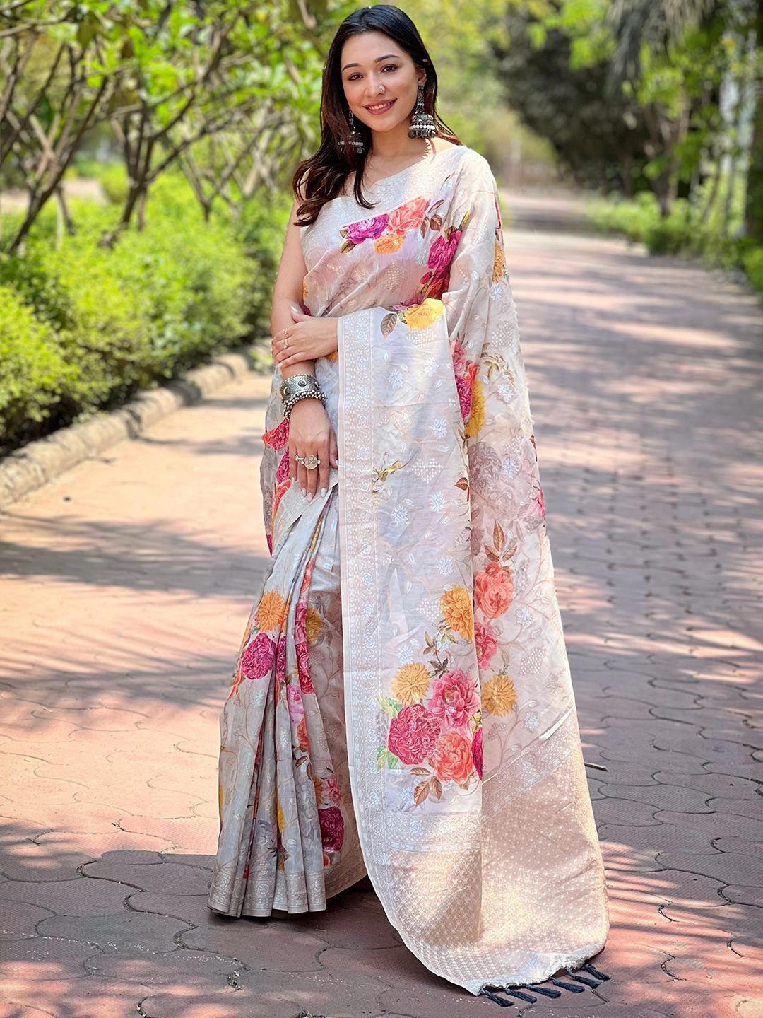 

PATLIPALLU Floral Zari Silk Blend Banarasi Saree, Grey
