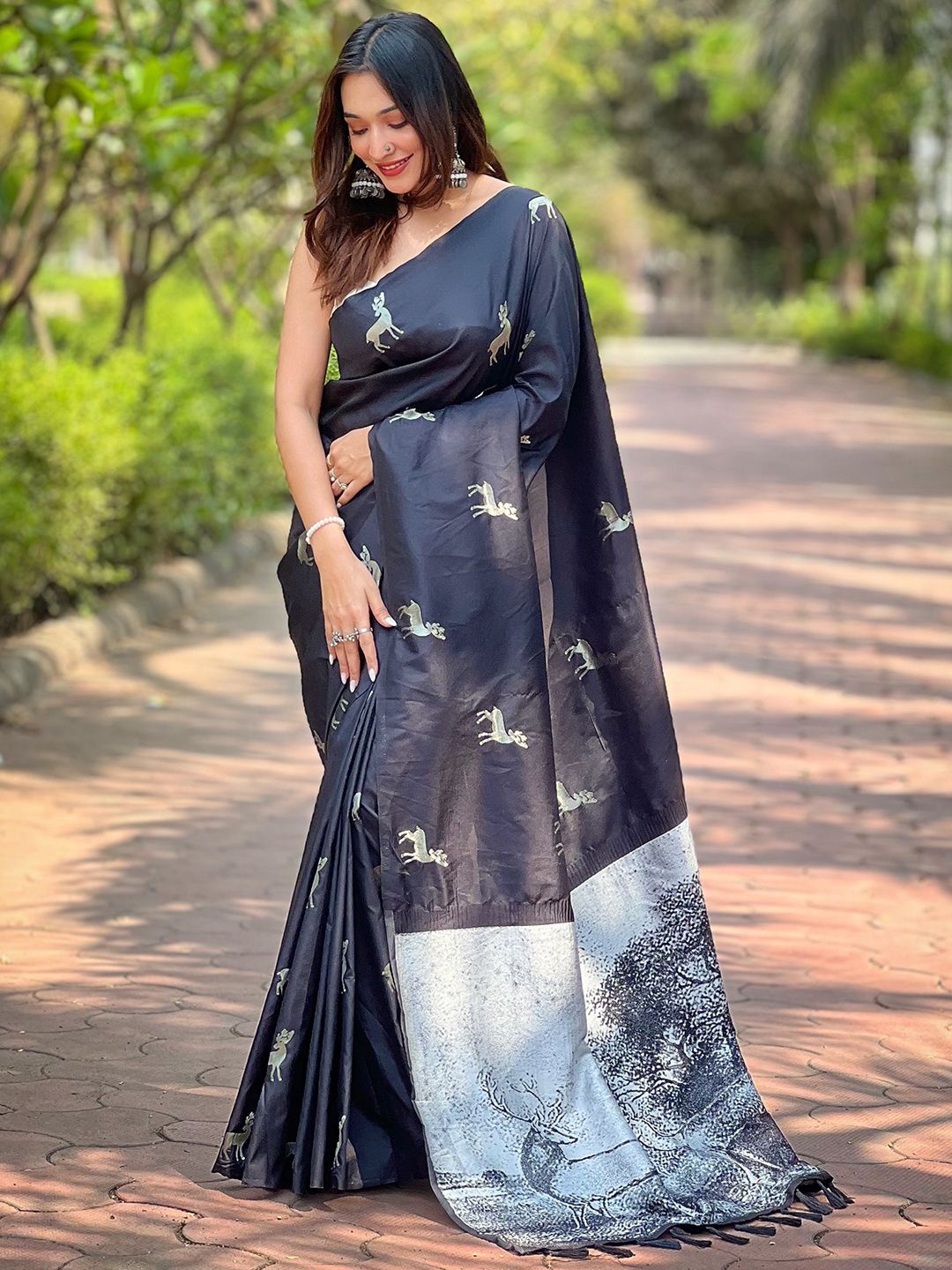 

PATLIPALLU Woven Design Zari Silk Blend Banarasi Saree, Black