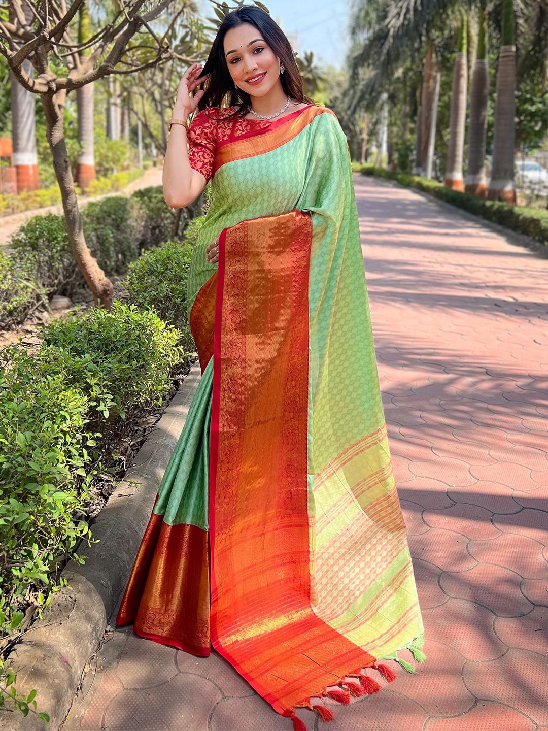 

PATLIPALLU Woven Design Zari Silk Blend Banarasi Saree, Olive