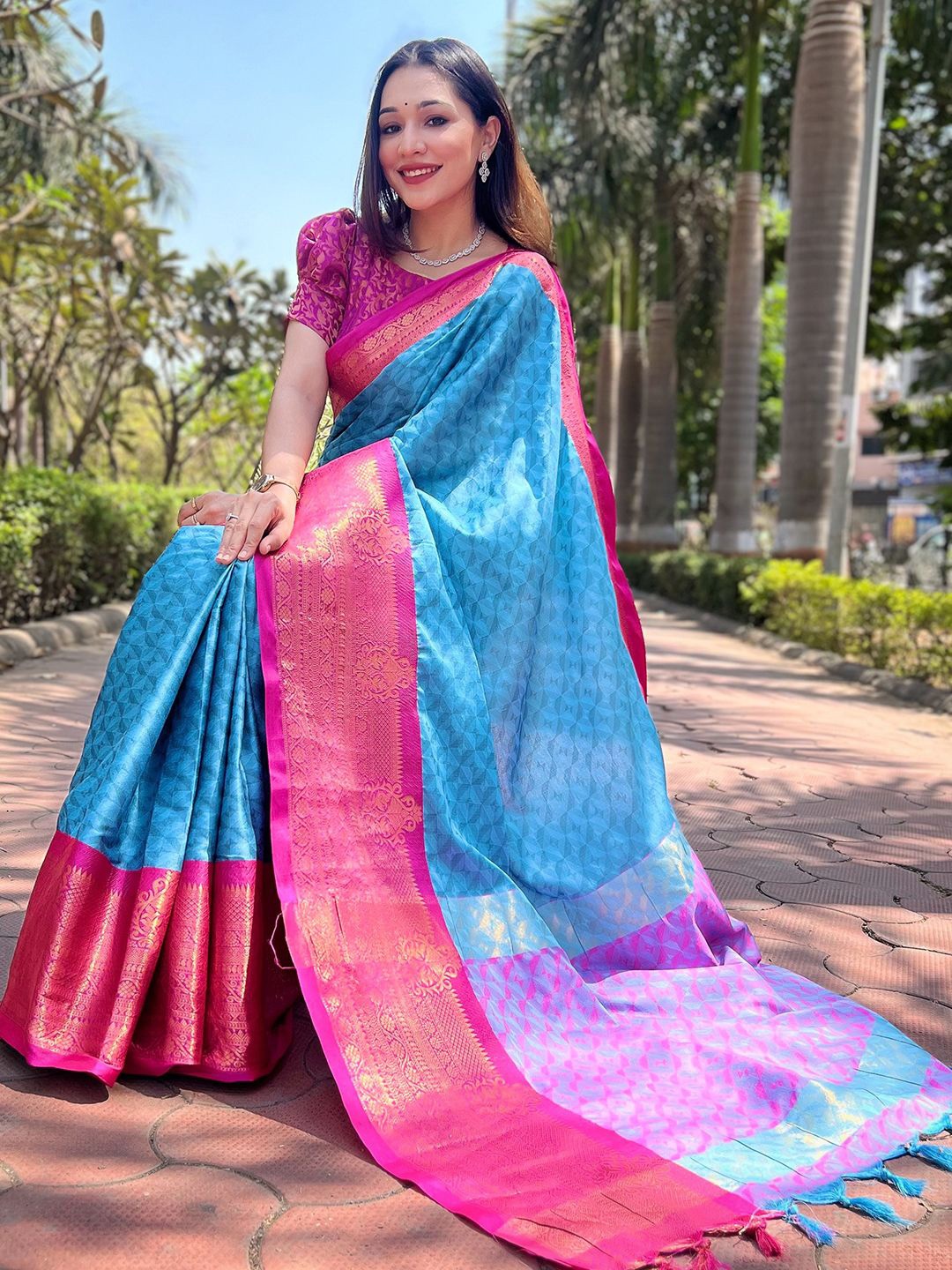 

PATLIPALLU Woven Design Zari Silk Blend Banarasi Saree, Blue