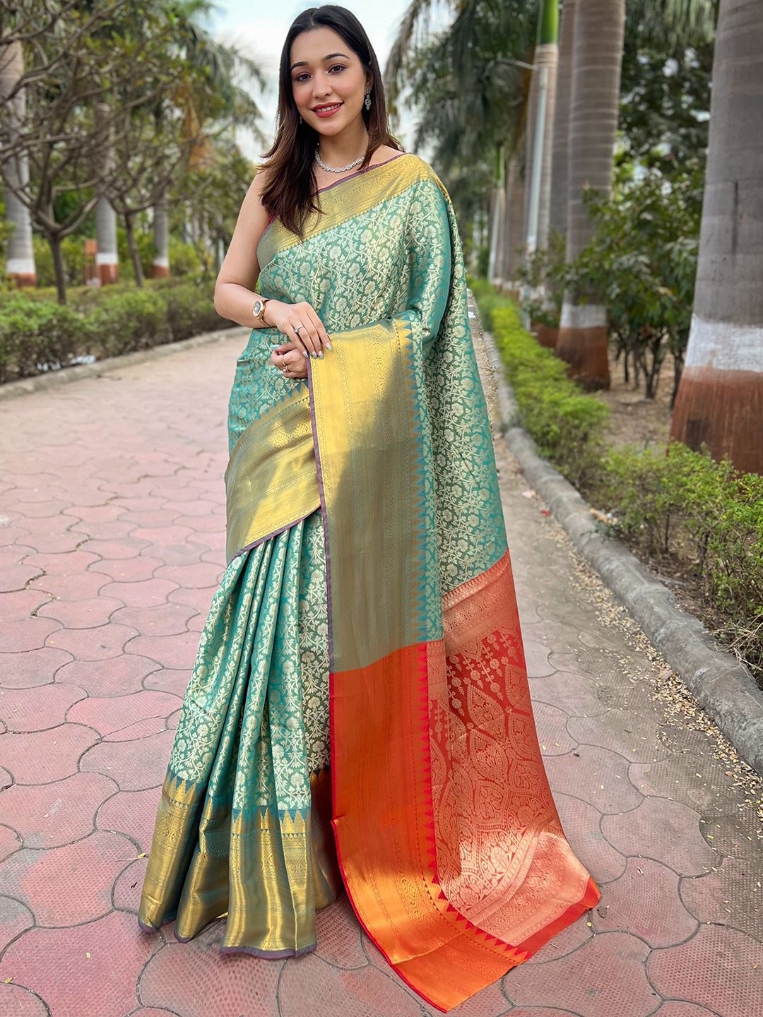 

PATLIPALLU Woven Design Zari Art Silk Banarasi Saree, Green