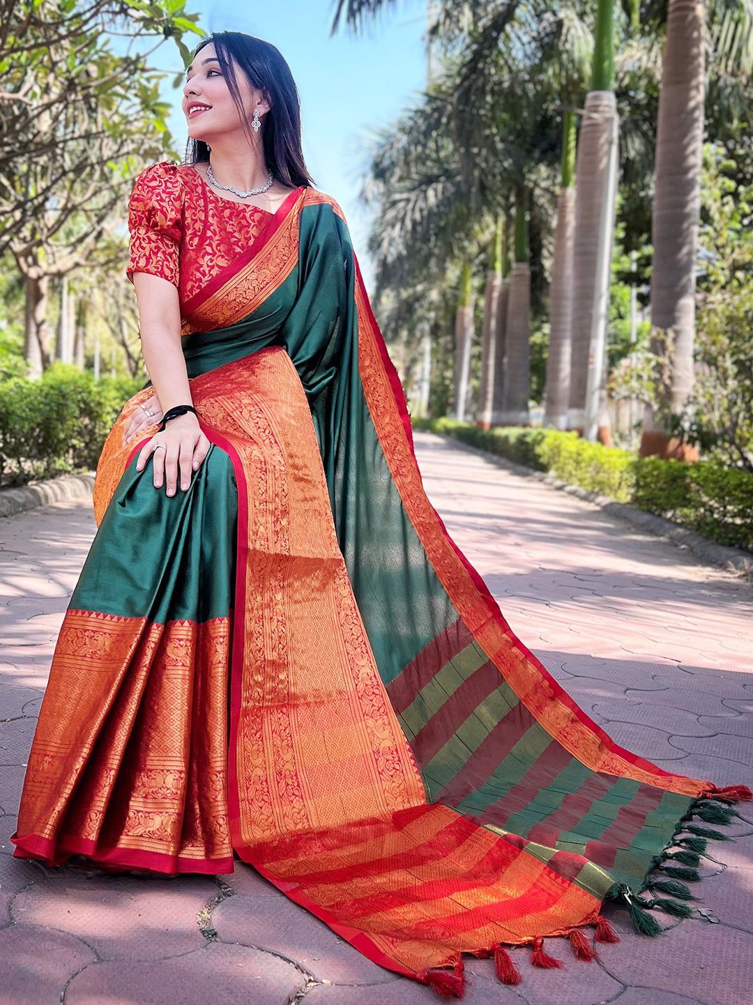 

PATLIPALLU Zari Silk Blend Banarasi Saree, Green