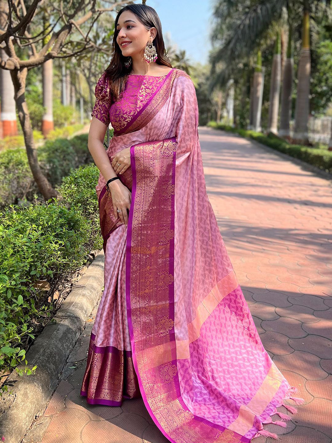 

PATLIPALLU Woven Design Zari Silk Blend Banarasi Saree, Pink